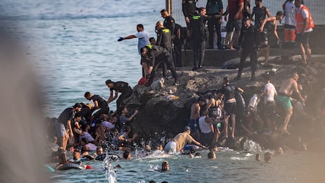 España: crisis migratoria en Ceuta deja 34 muertos tras intento masivo de ingreso desde Marruecos