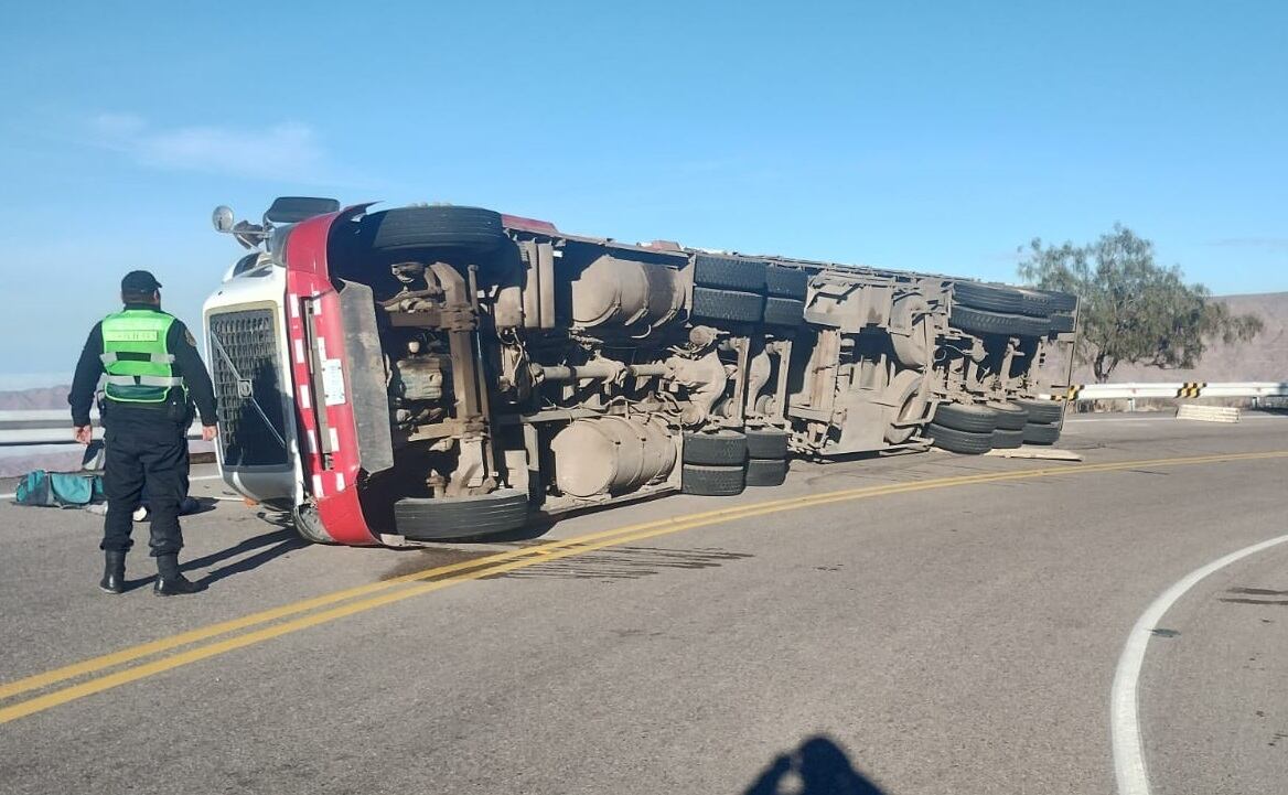 Tráiler boliviano salía de Moquegua y se accidentó en el km 52 de la vía Binacional