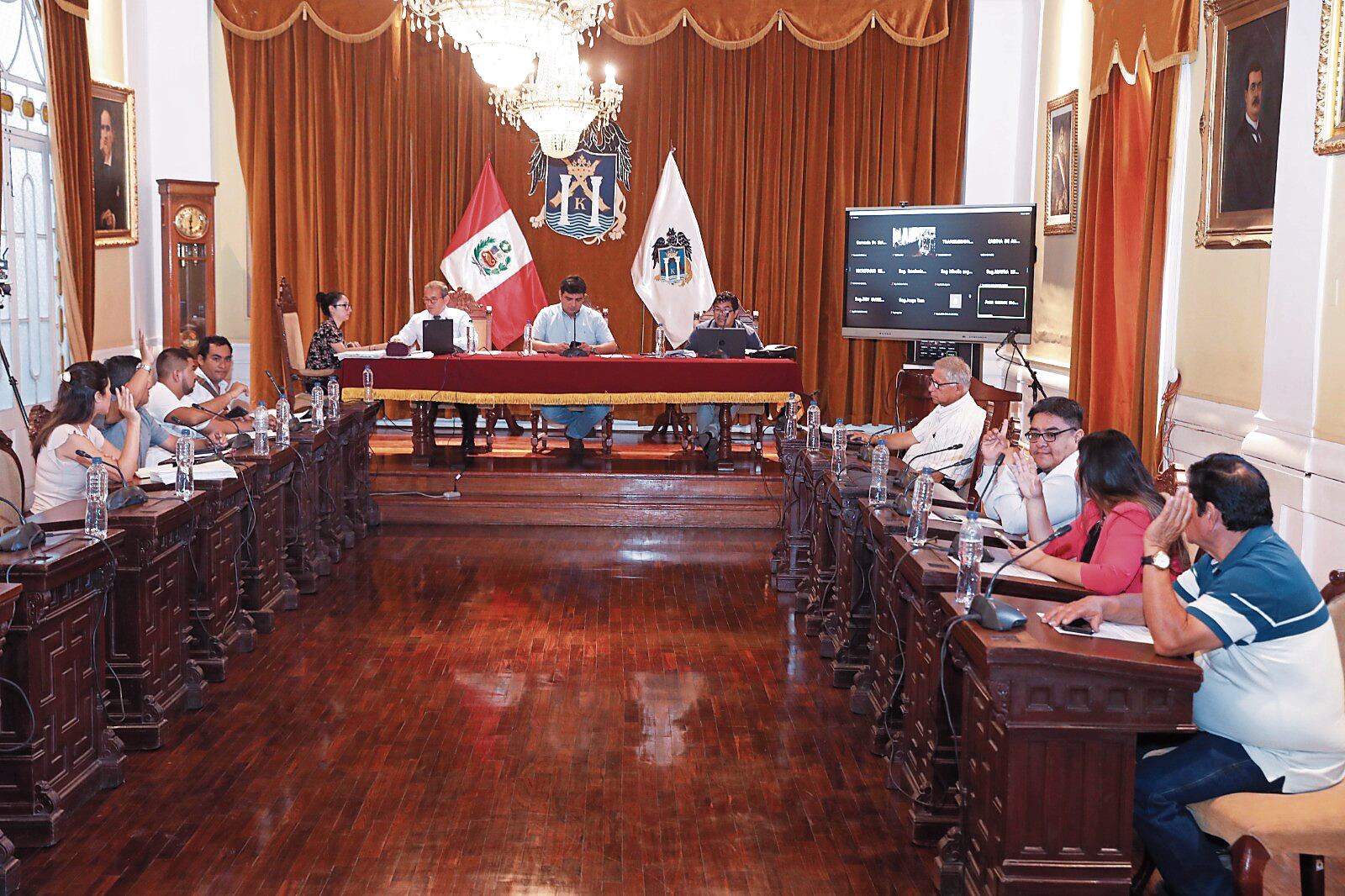 Presuntamente demoraron el proceso de vacancia que planteó un ciudadano en contra del burgomaestre Mario Reyna y 13 concejales.