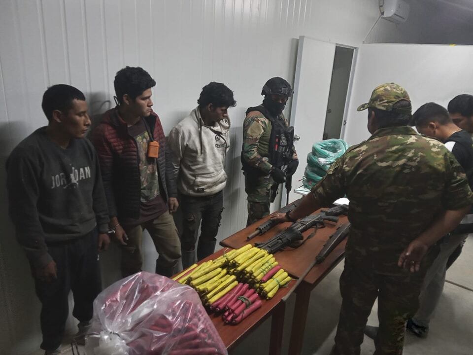 También se les encontró 22 explosivos y la Policía no descarta que los detenidos estén inmersos en hechos delictivos en esa provincia donde se trata de combatir la minería ilegal.