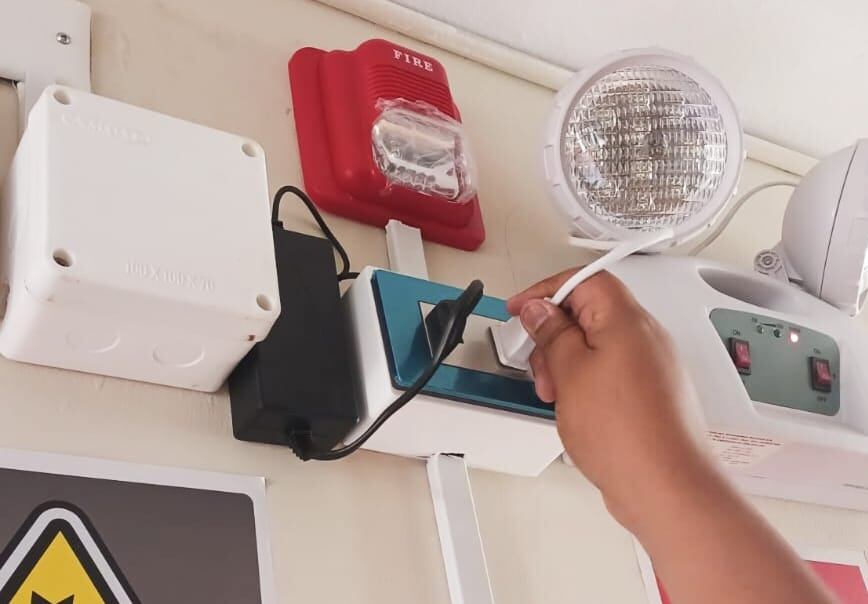 Hay que reforzar techos y paredes para prevenir filtraciones dentro del hogar, pues pueden dar lugar a cortocircuitos. También se debe realizar un registro y revisión total de las conexiones eléctricas internas para descartar fallas y evitar accidentes de los integrantes de la familia.