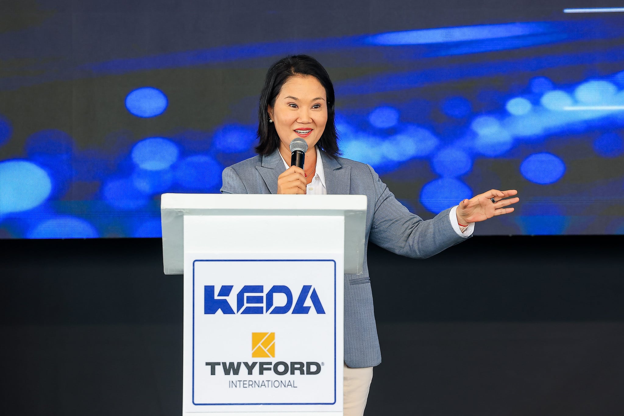 La presidenta señaló que la inversión privada puede generar producción, tecnología, empleo y oportunidades. La nueva planta permitirá sustituir parte de las importaciones de vidrio flotado. (Foto: Presidencia)