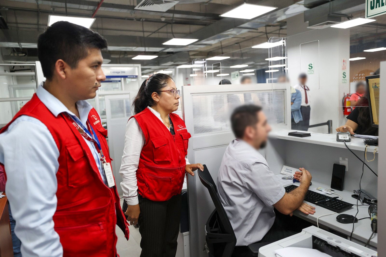 Una auditoría de la Contraloría identificó irregularidades en trámites de DNI sin pago y uso indebido de gratuidad en oficinas del Reniec en Lima y regiones.