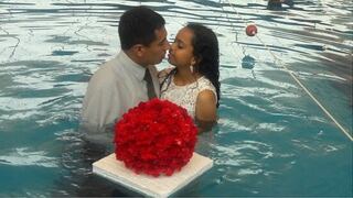 Peruano se casa en piscina con venezolana que conoció en Facebook (VIDEO)