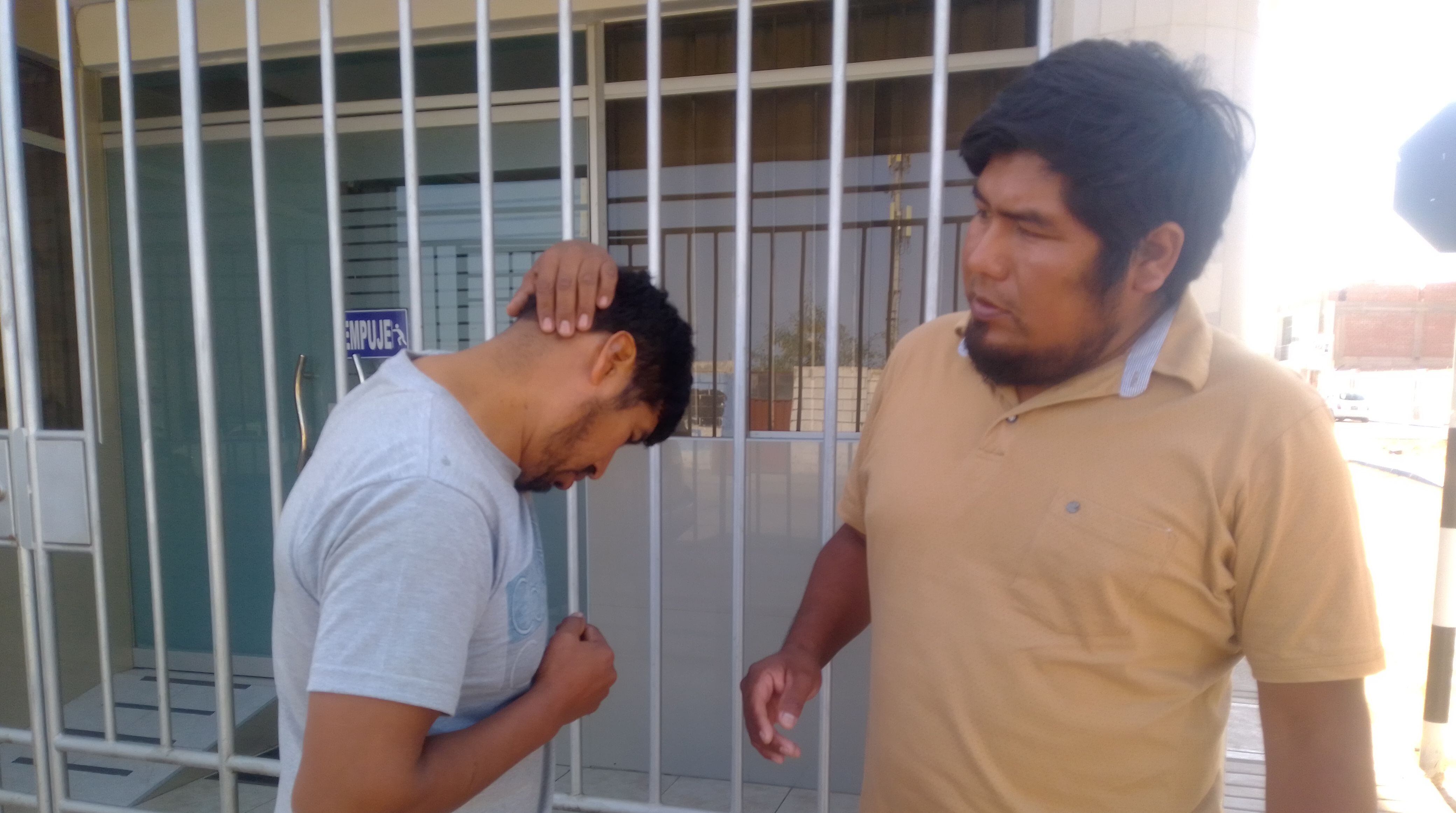 Lucio Carrillo Morales mostró los moretones en su espalda, cuello y cabeza. (Foto: Adrian Apaza)