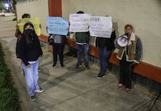 Por deuda impaga hacen plantón frente a Colegio de Ingenieros en Huancayo