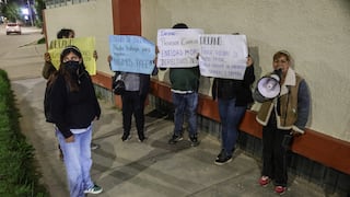 Por deuda impaga hacen plantón frente a Colegio de Ingenieros en Huancayo