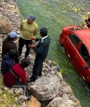 Huancavelica: adulto mayor cae al río tras confundir freno con acelerador