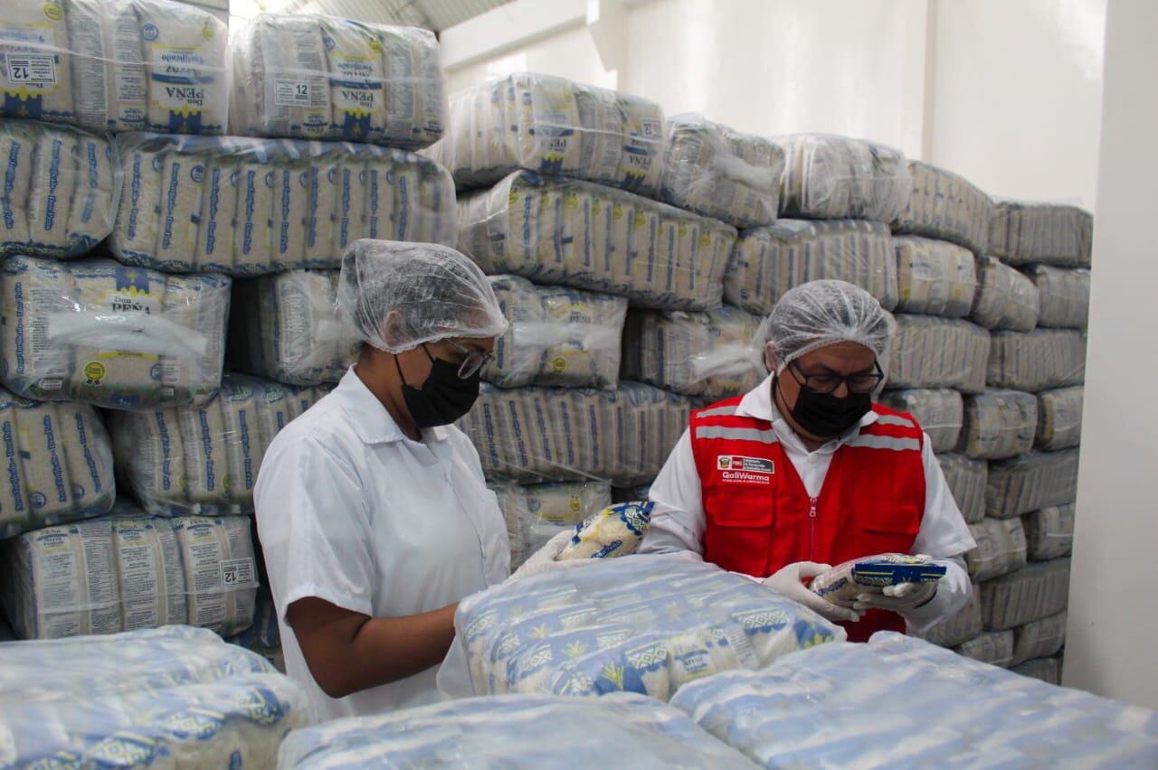 Entregan alimentos para estudiantes de la región Piura