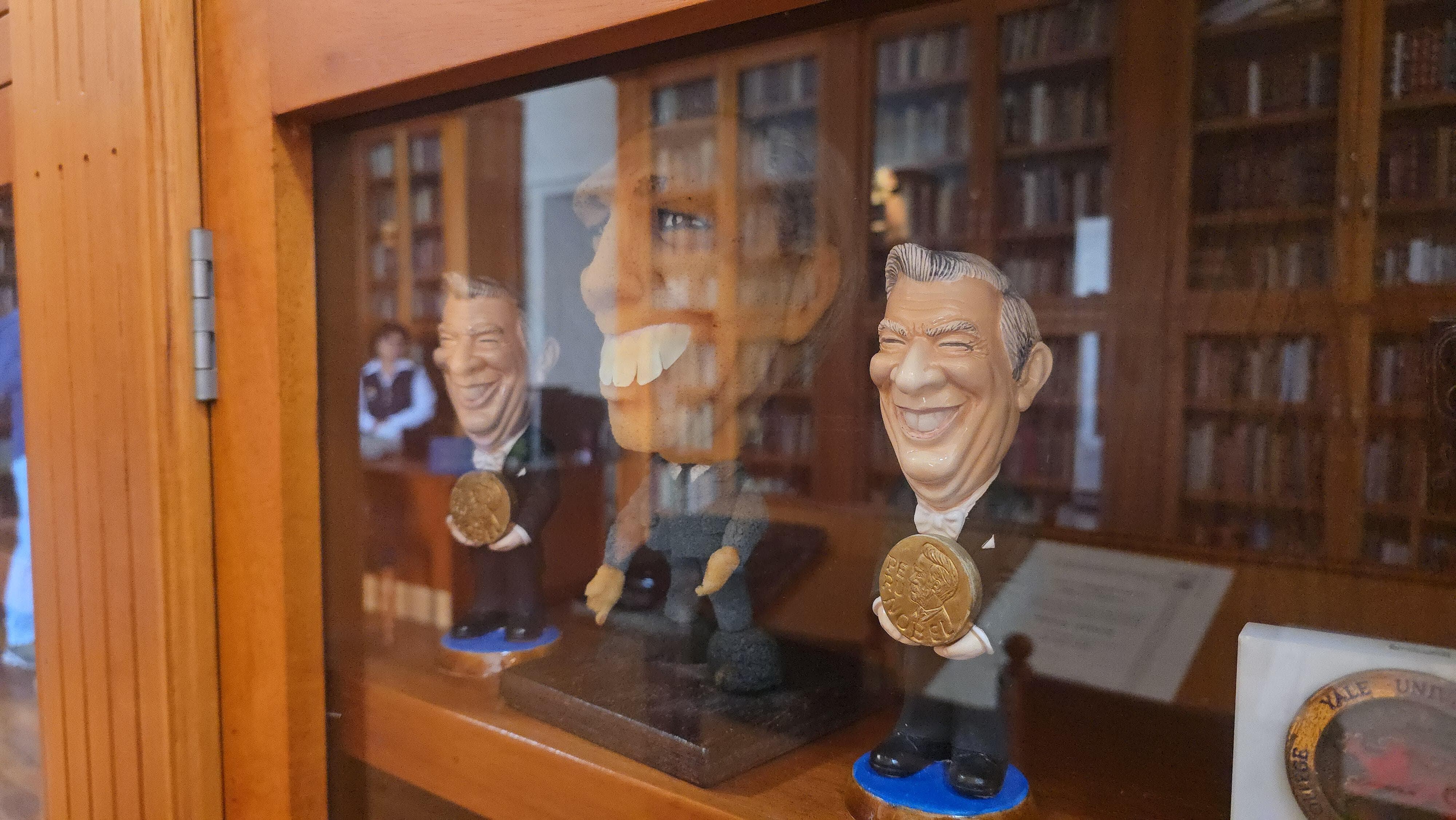 Pertenencias de Mario Vargas Llosa en la biblioteca personal en Arequipa. Foto: GEC.