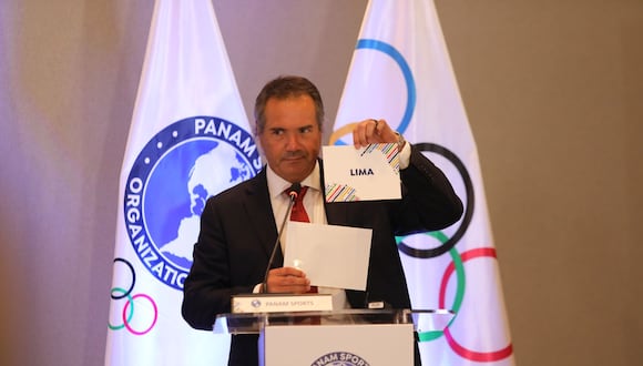Momento cumbre en que un representante de Panam Sports muestra el resultado de la votación en la Asamblea General Extrardinaria de los comités olímpicos de las américas en la sesión de ayer, 12 de marzo, en Miami.