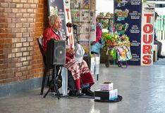 Roberto Cancino Casanova, el hombre que canta en la Calle Real para ser feliz