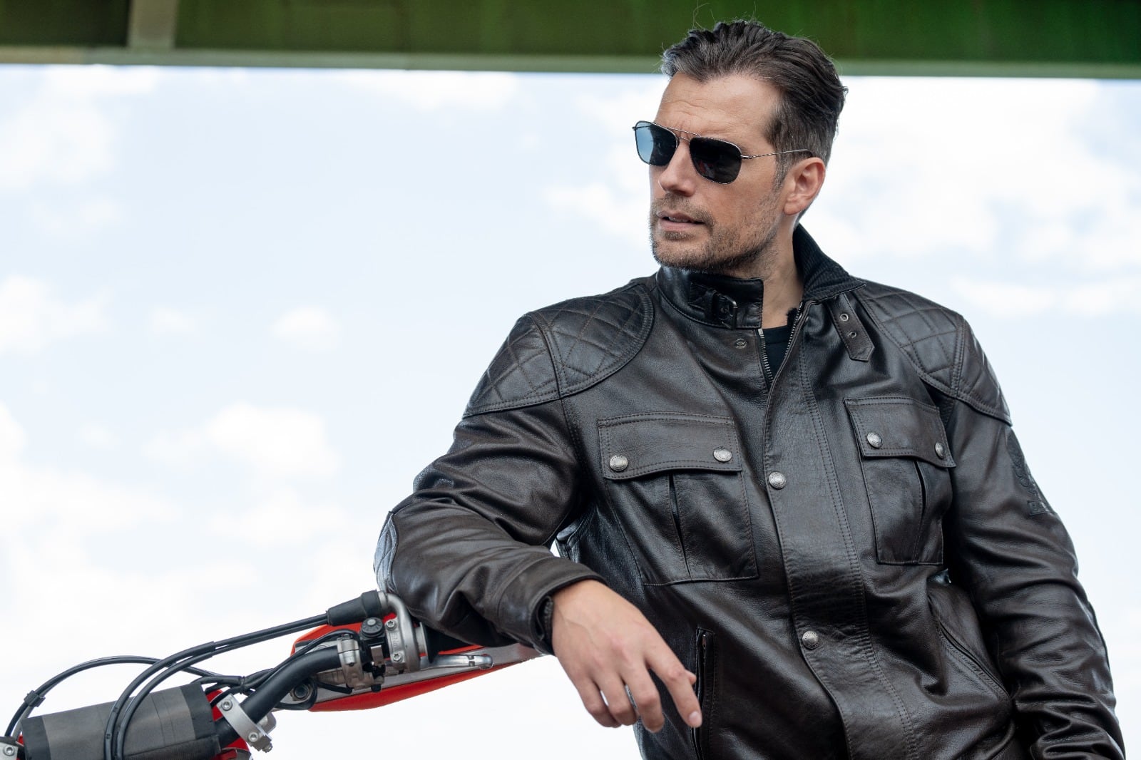 Conocido por sus papeles en “Superman” y “The Witcher”, Henry Cavill vuelve al cine de acción bajo la dirección de Guy Ritchie. Su pasión por los videojuegos y la cultura geek lo ha convertido en una de las figuras más populares entre los fanáticos del género.
