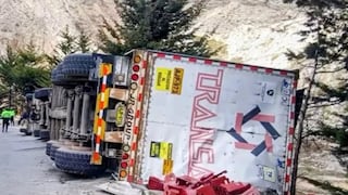 Tráiler cargado de cerveza se despista y licor queda regado en la Carretera Central