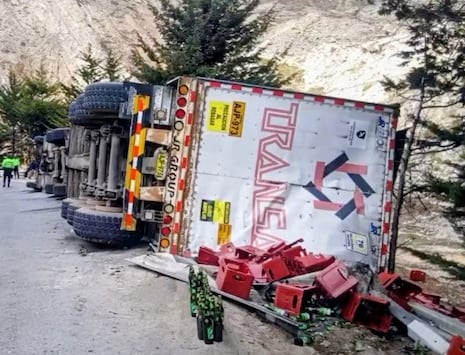 Tráiler cargado de cerveza se despista y licor queda regado en la Carretera Central