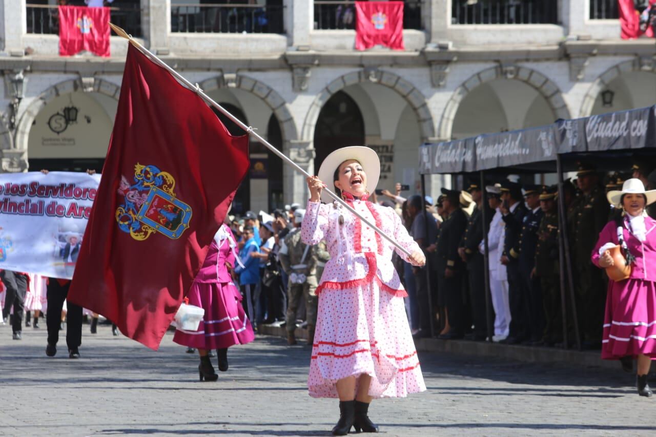Población celebra las fiestas de Arequipa en la Plaza de Armas. (Foto: Leonardo Cuito)