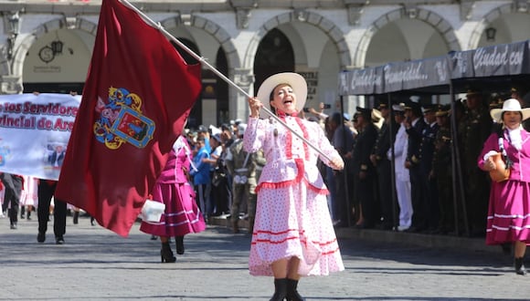 Población celebra las fiestas de Arequipa en la Plaza de Armas. (Foto: Leonardo Cuito)