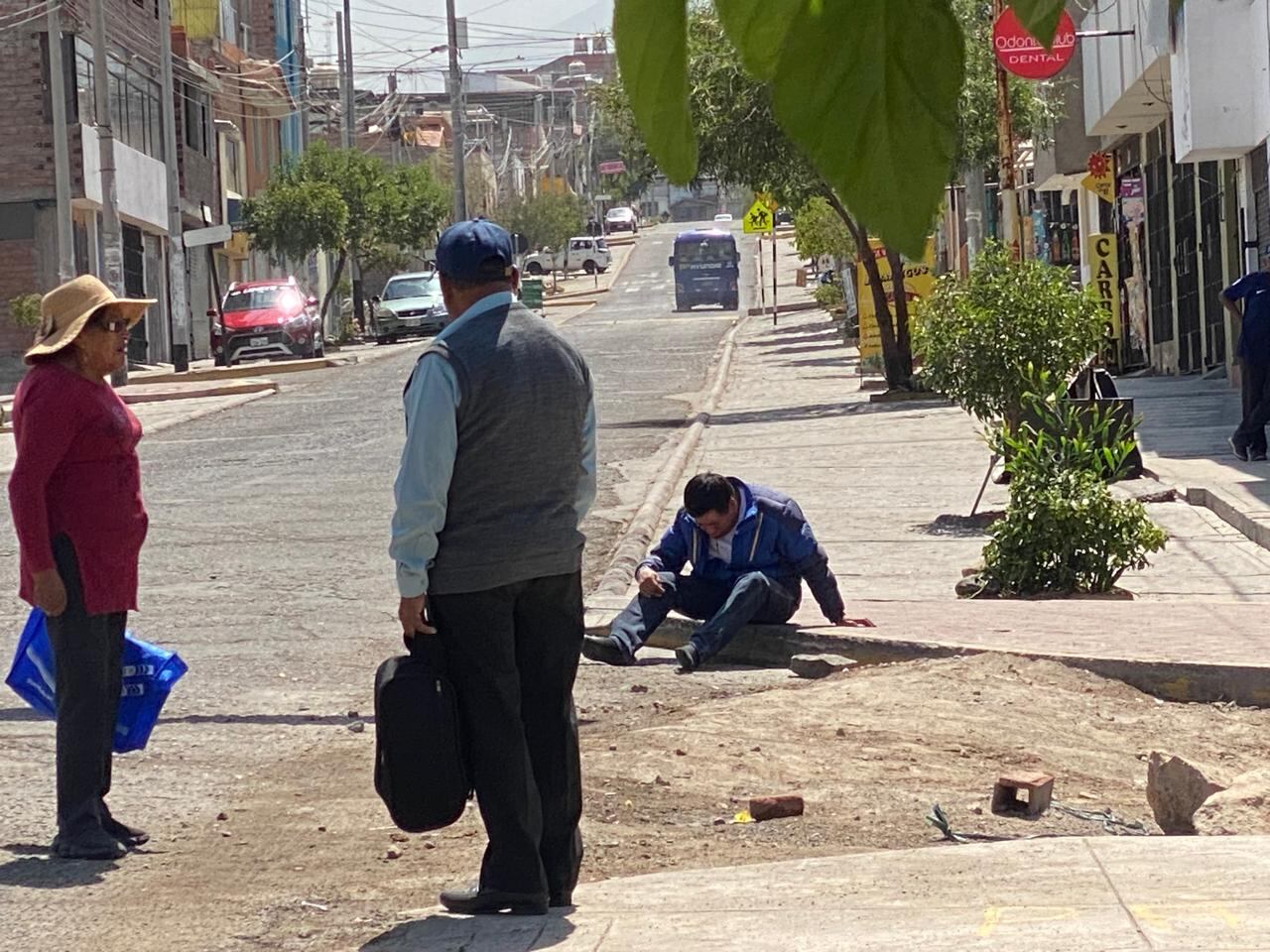 Personas ebrias en calles de Socabaya. (Foto: GEC)