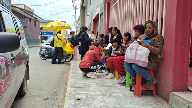 Huancayo: Padres de familia amanecen dos días en la calle por conseguir vacante en centros educativos