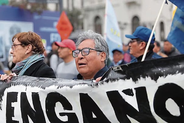 También piden mantener la calma a la población.
