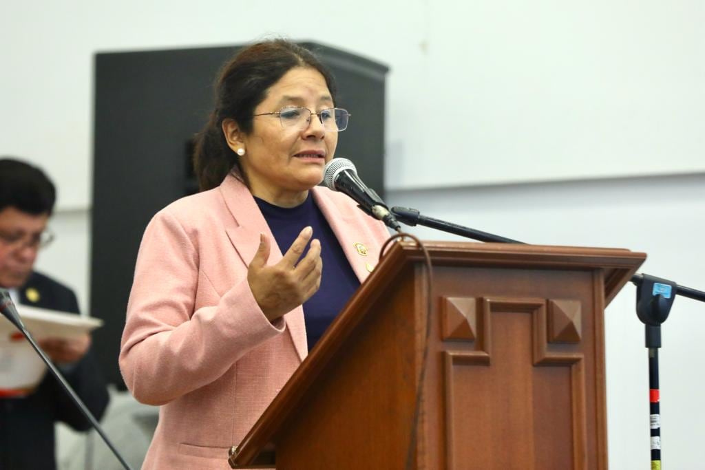 Cuestionan que Isabel Cortez presiona como congresista por casos que patrocina su propio asesor. Foto: Congreso