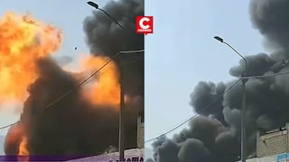 Bomberos controlan voraz incendio en fábrica de insumos químicos en SJL