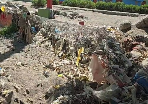 Municipalidad Distrital de Cayma no limpió los residuos y vecinos piden la limpieza de residuos y sacos terreros que quedaron