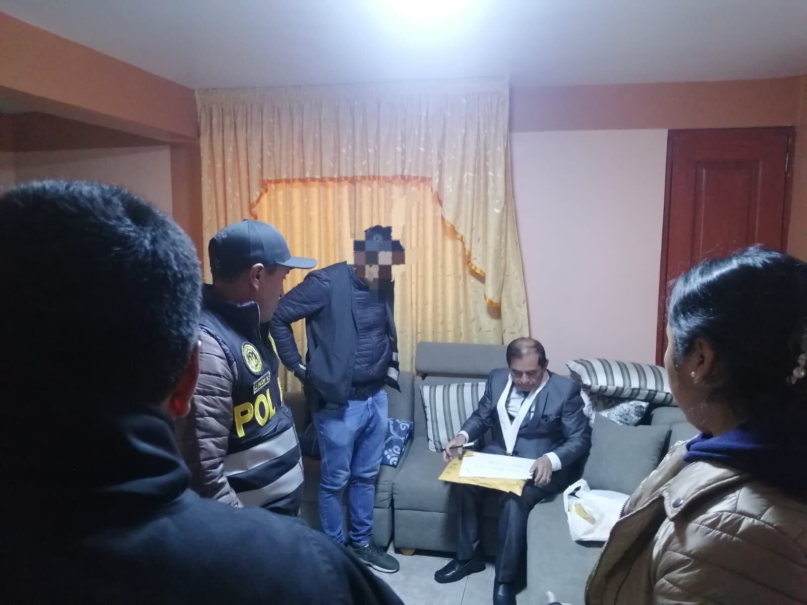 Fiscales y policías durante diligencia en la vivienda del funcionario.