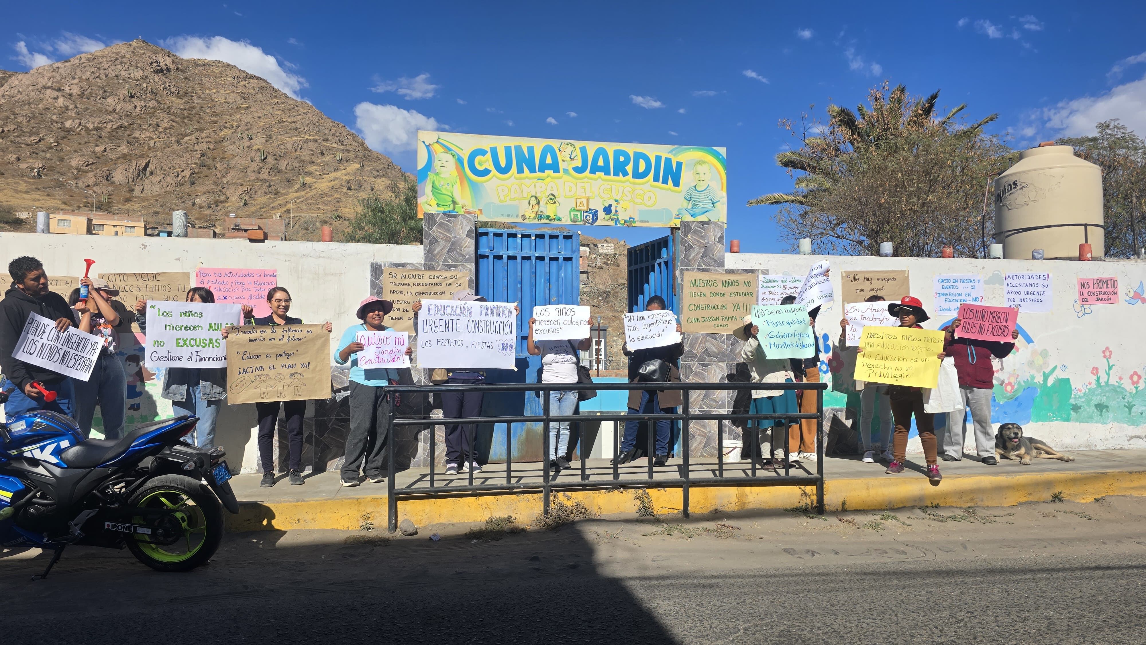 Padres realizaron protestas exigiendo a alcalde distrital de Hunter cumplir con promesa de construir institución. Foto: GEC.