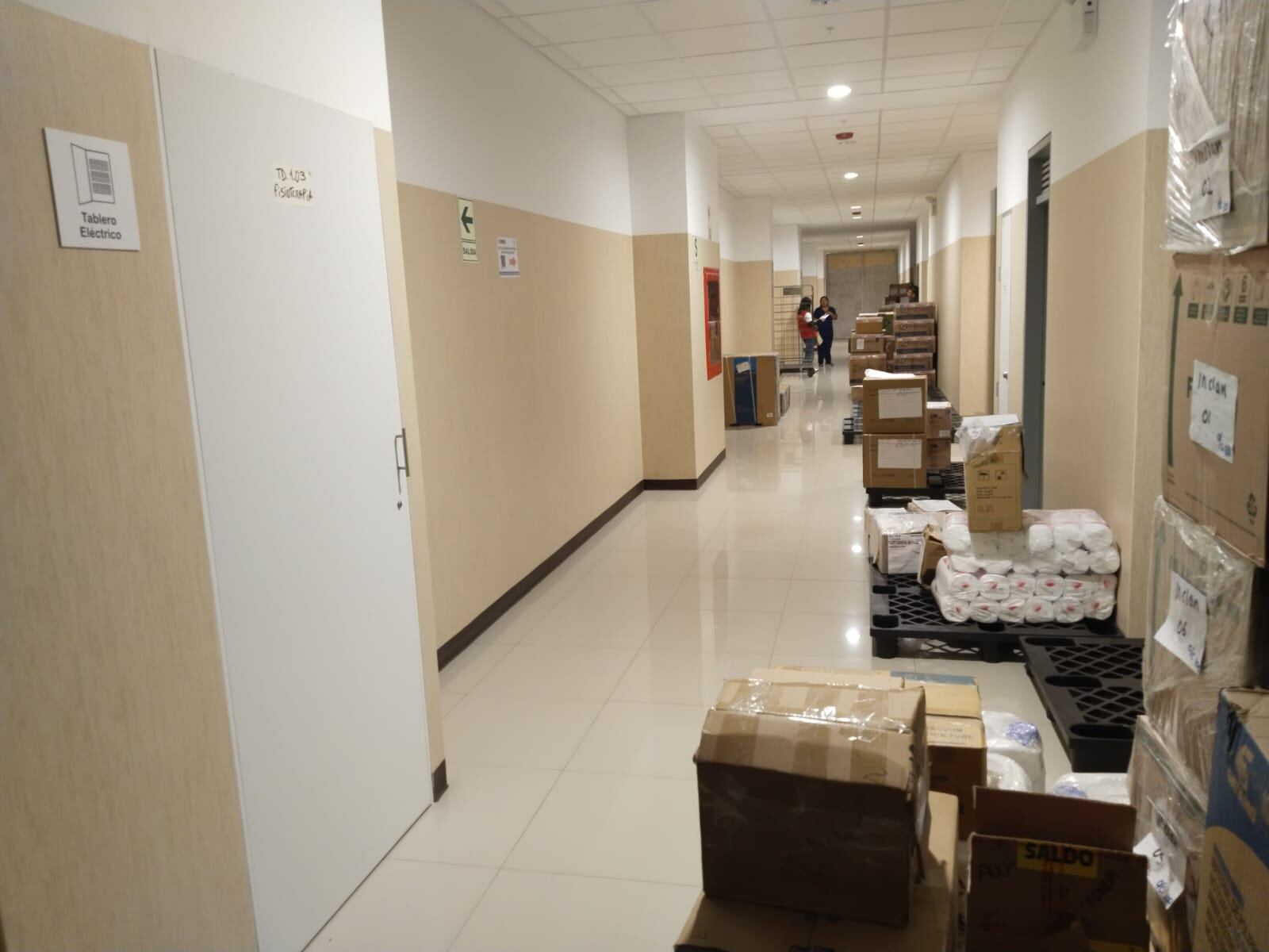 Gerencia de Salud de Arequipa almacena los medicamentos en el piso (Foto: Controloría)