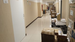 Gerencia de Salud de Arequipa almacena los medicamentos en el piso