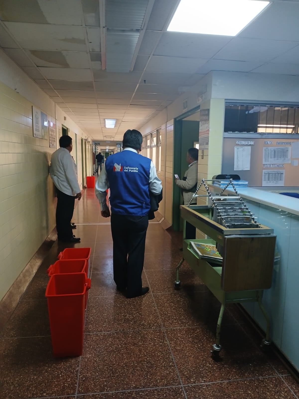 Las filtraciones afectan áreas de cirugía y hospitalización del nosocomio. La Defensoría del Pueblo advirtió que el problema pone en riesgo la salud de los pacientes internados.