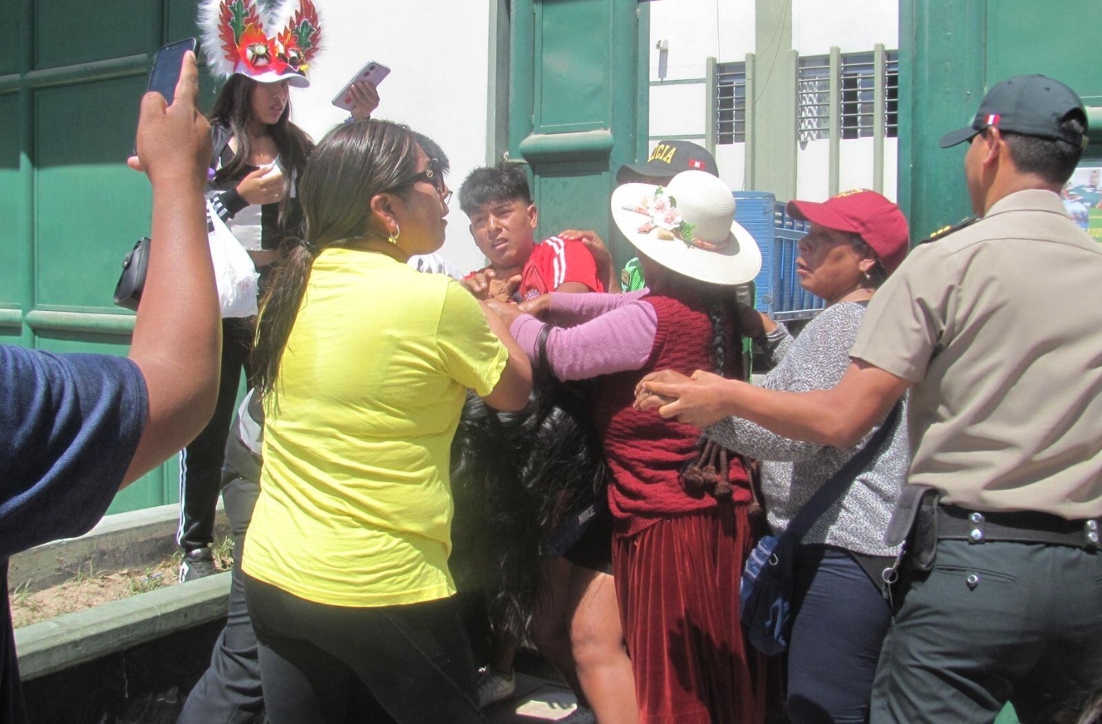 En la puerta de la comisaría de Ciudad Nueva continuaron las agresiones mutuas. (Foto: Difusión)