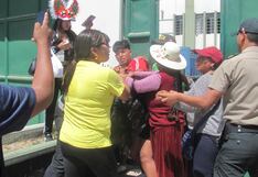 Tacna: Mujeres se agarran a puñetazos por sitio para ver pasacalle de carnaval