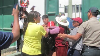 Tacna: Mujeres se agarran a puñetazos por sitio para ver pasacalle de carnaval