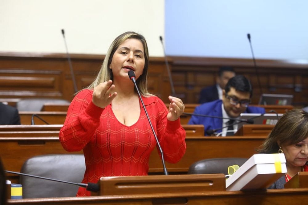 Tania Ramírez deja la Derrama Magisterial