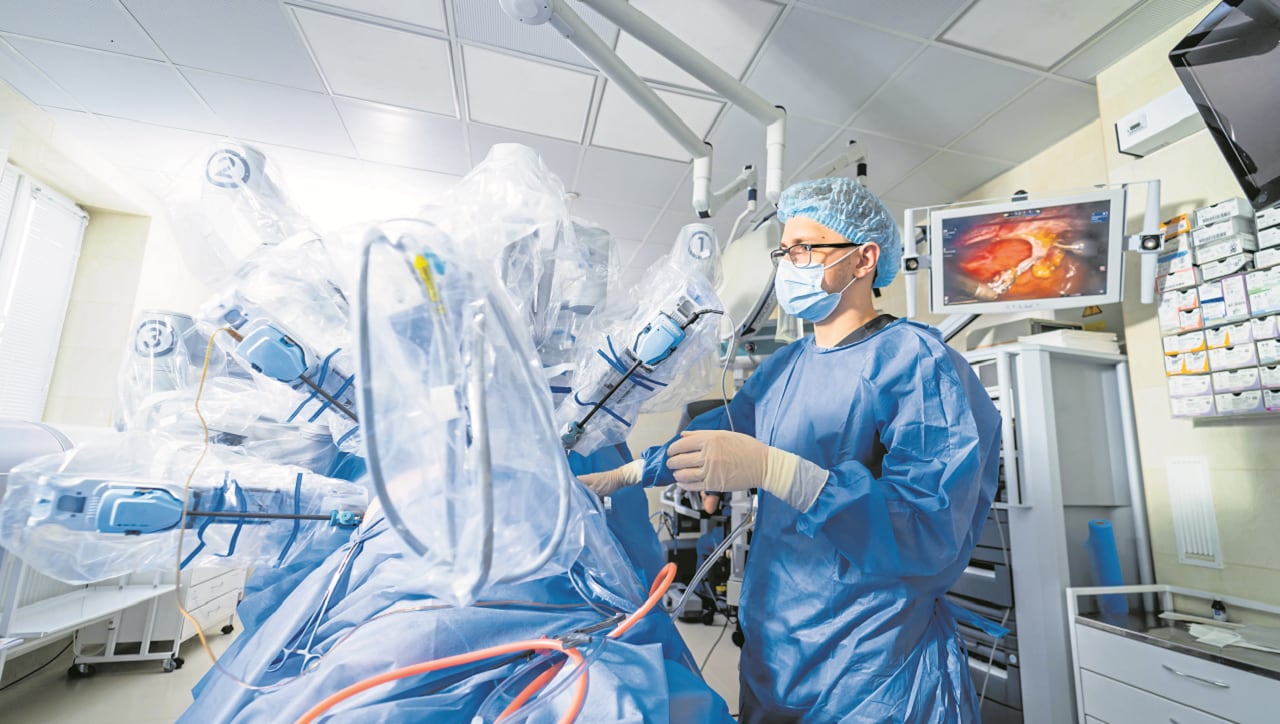 Cirugía robótica busca reducir el sangrado y favorecer una recuperación más rápida.