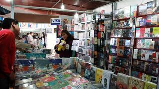 Cientos de puneños acuden a Feria del Libro en parque Pino 