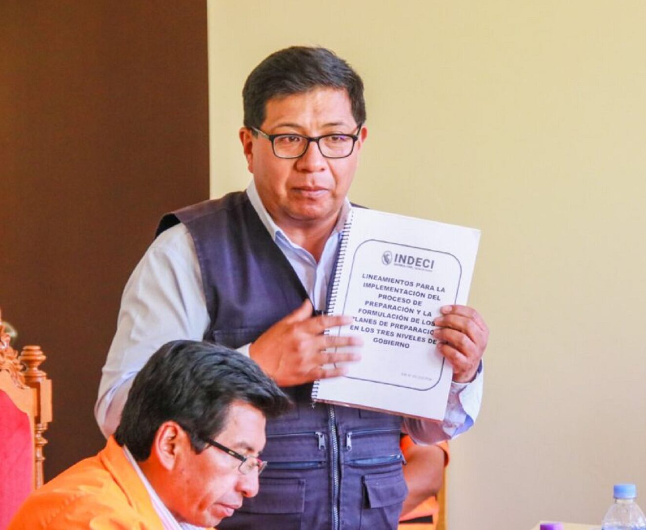 Funcionario explica la importancia de presentar planes de intervención. Foto/Difusión.