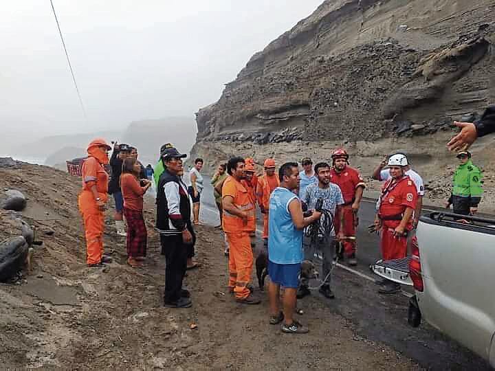 Usaron sogas para rescatar cuerpos. (Foto: Difusión)