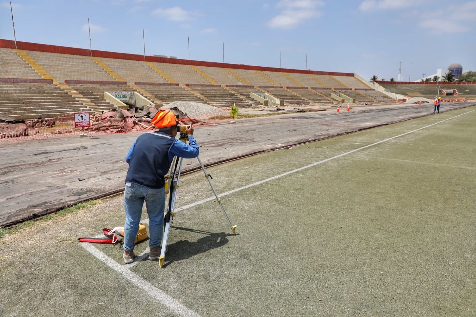 Trabajos en recinto deportivo bajo observación.