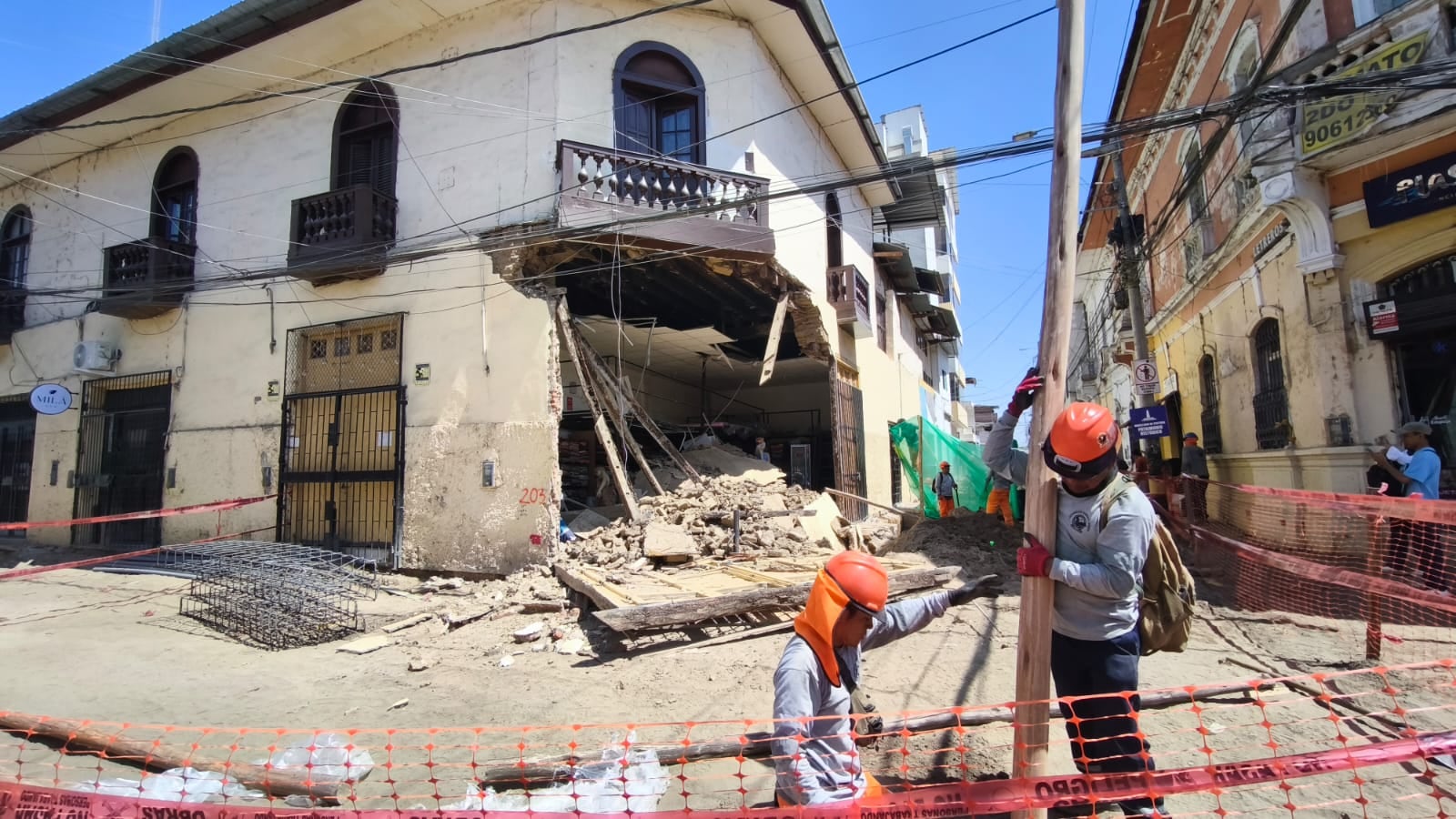 Casona colapsa en el centro de Piura