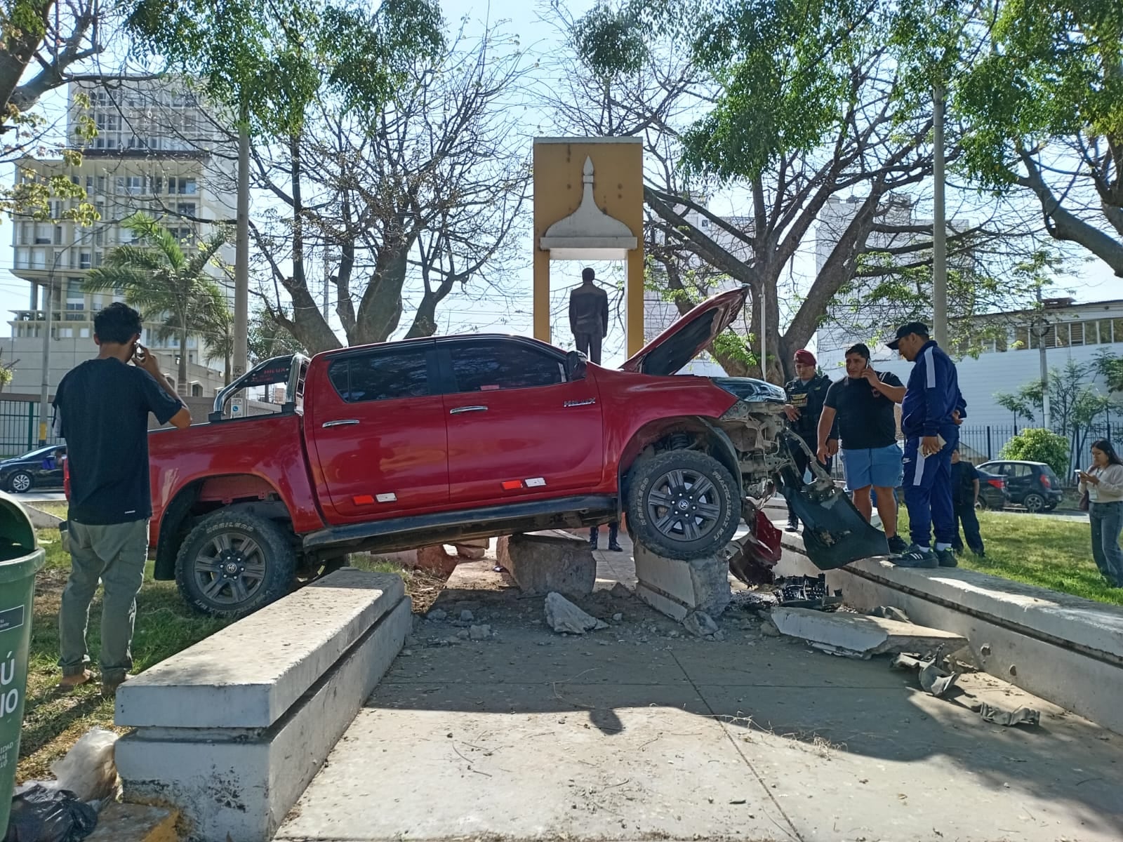 Chofer quedó herido y fue evacuado de emergencia a una clínica local.