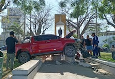 Camioneta se despista y queda empotrada en óvalo de Trujillo