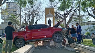 Camioneta se despista y queda empotrada en óvalo de Trujillo