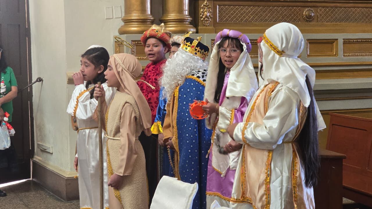 Niños del Mere Du Christ recorren nacimientos en Arequipa: rezos, selfies y competición de '¡Gloria!'