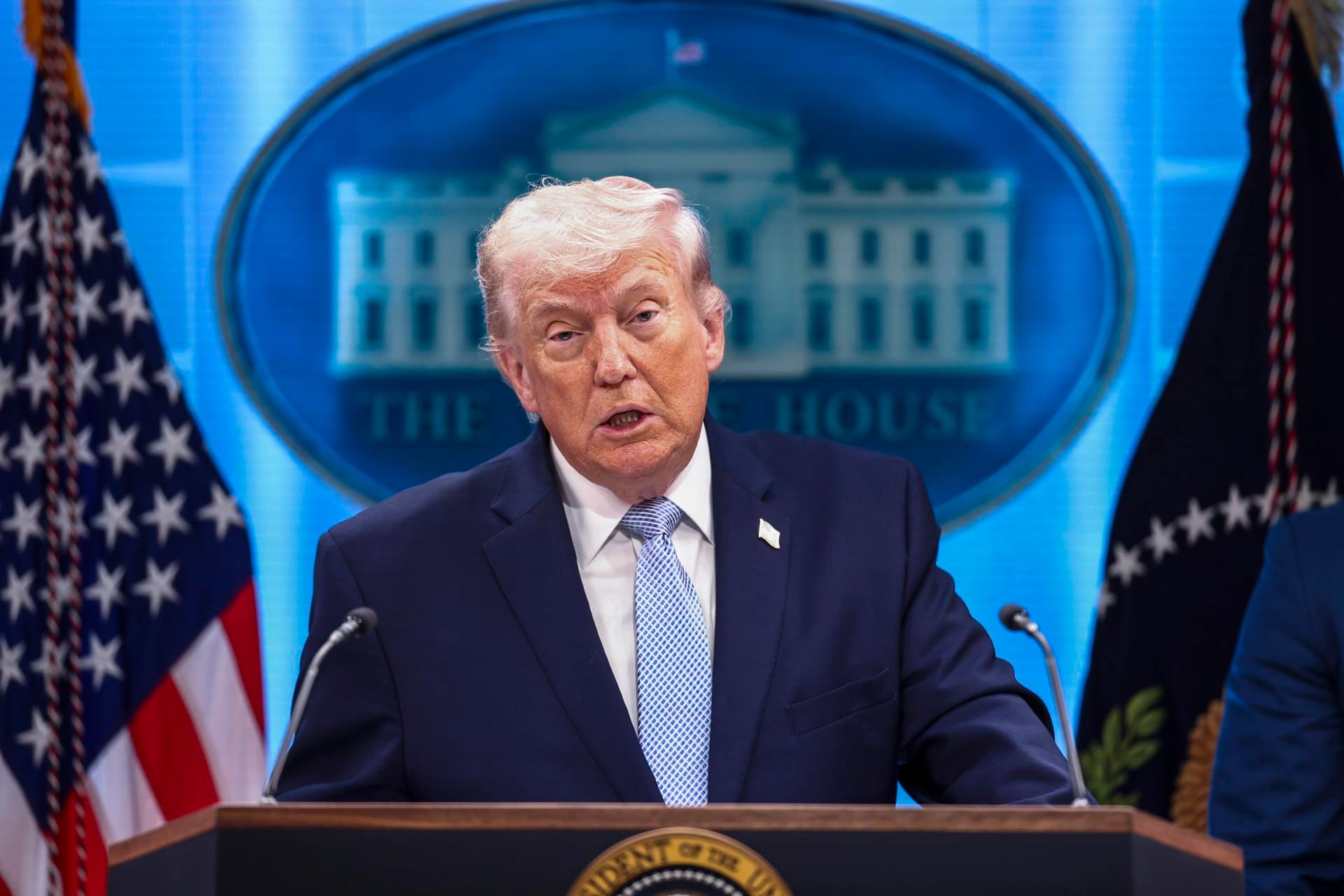 El presidente estadounidense lanzó la advertencia durante una rueda de prensa en medio de la creciente tensión militar en Medio Oriente. (Foto: EFE/EPA/JIM LO SCALZO).