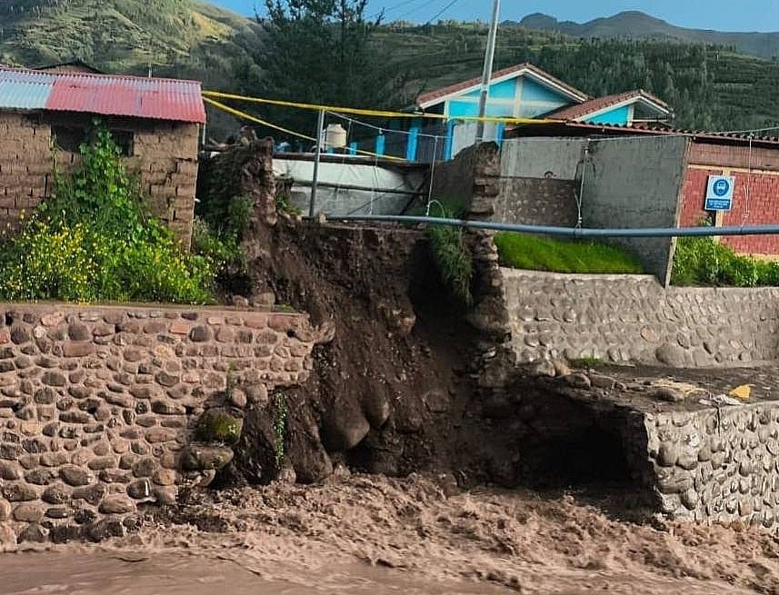 Estructura colonial considerada patrimonio histórico terminó en las guas del río Pitumarca.