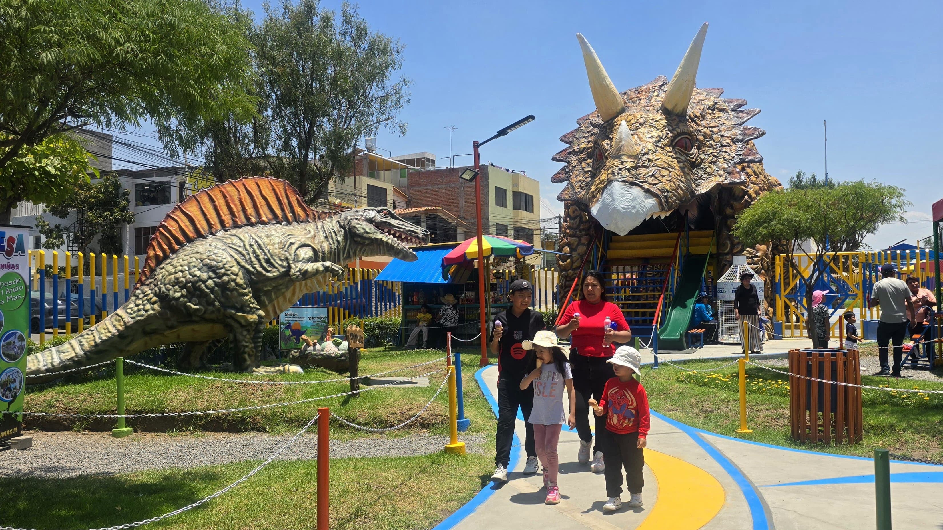 Dinosaurios son atracción en parque Los Ccoritos. Foto: GEC.