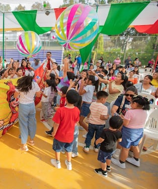 Ica: risas, magia y espíritu navideño en la entrega de regalos a niños y niñas
